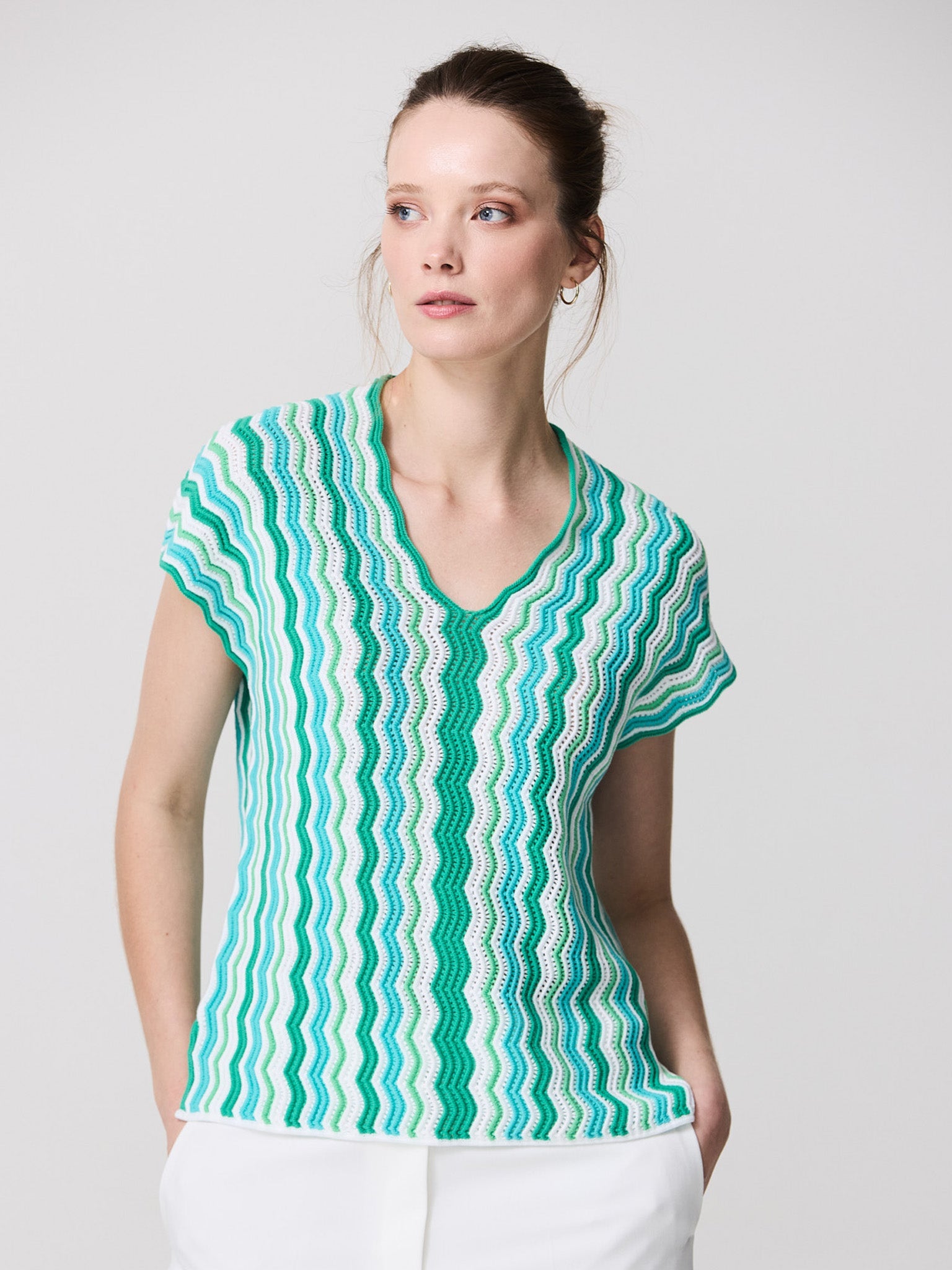 V-neck sweater with vertical zig-zag effect