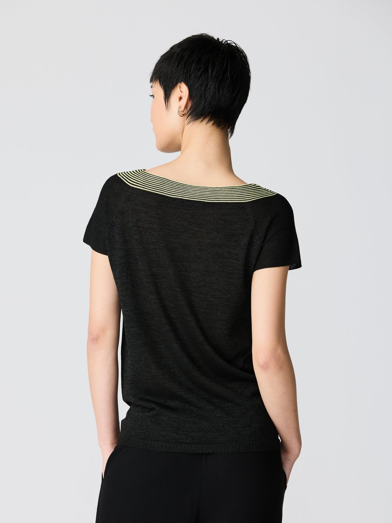 Short-sleeved shiny neckline jersey