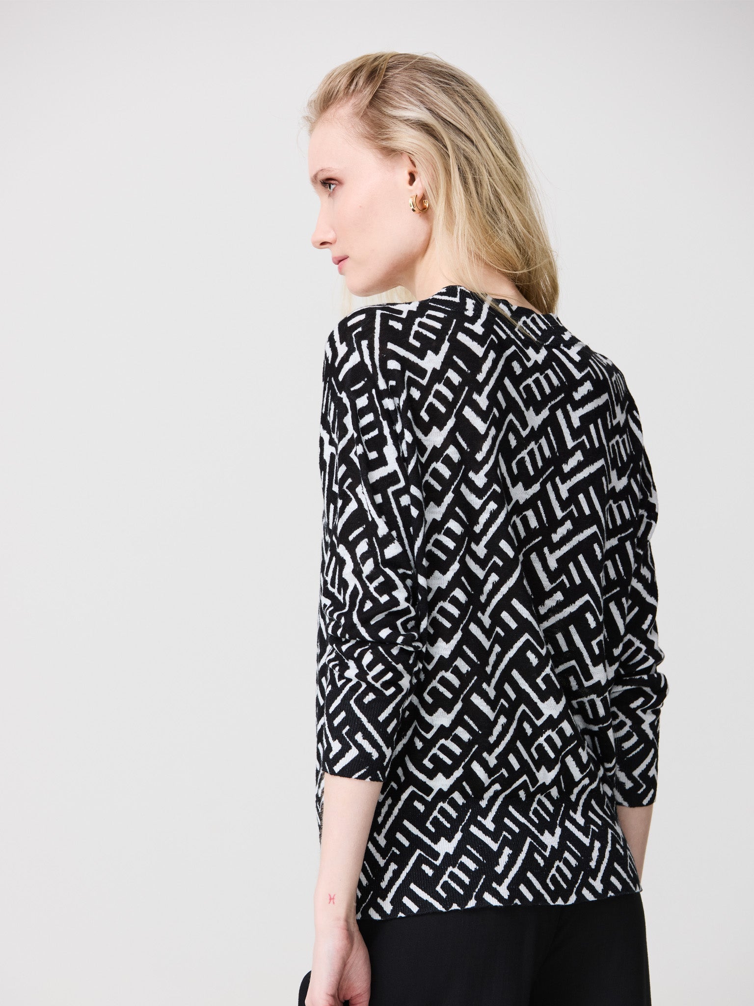 Geometric print round neck sweater