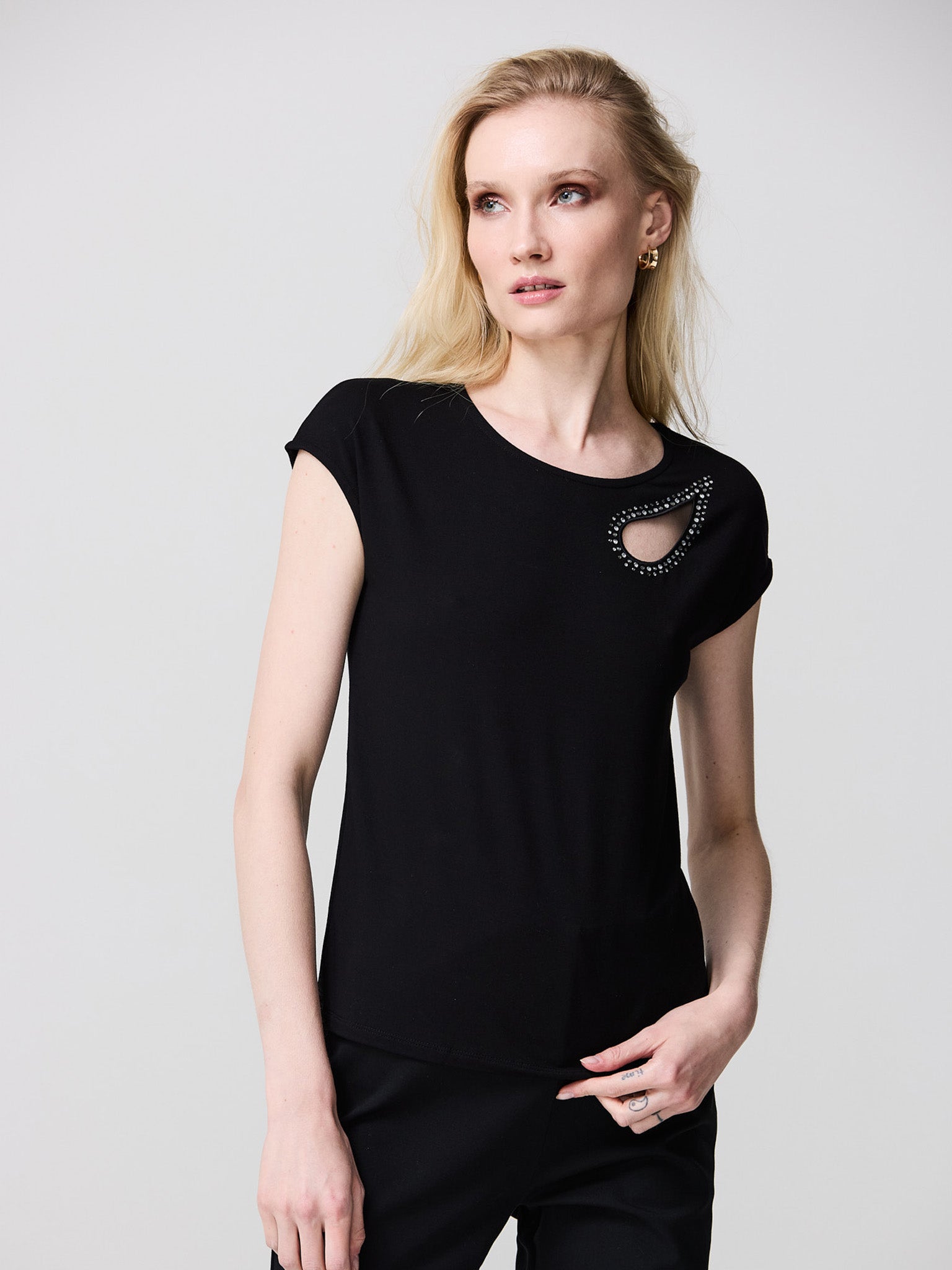 Sleeveless T-shirt with drop-shaped opening