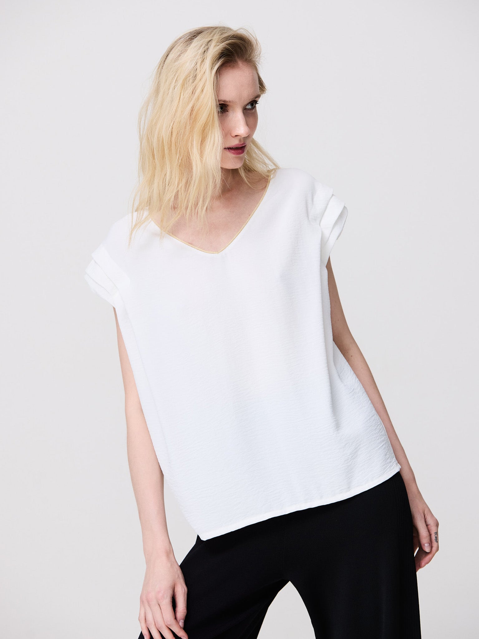 Blusa con detalles dorados cuello pico