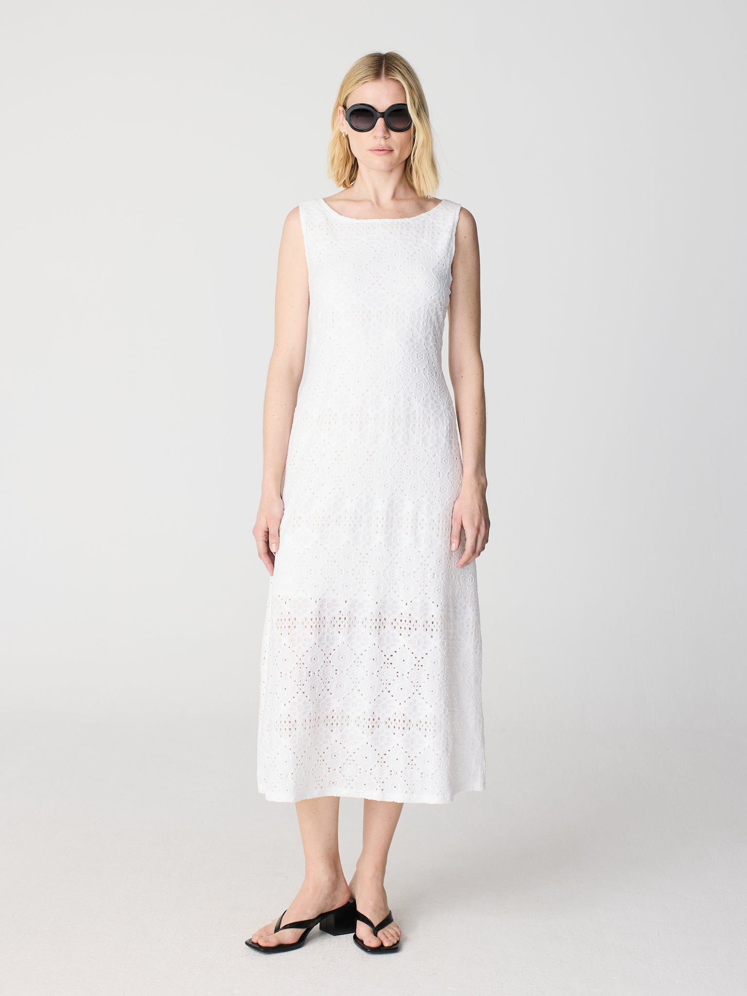 Textured dress with open round neck and sleeveless