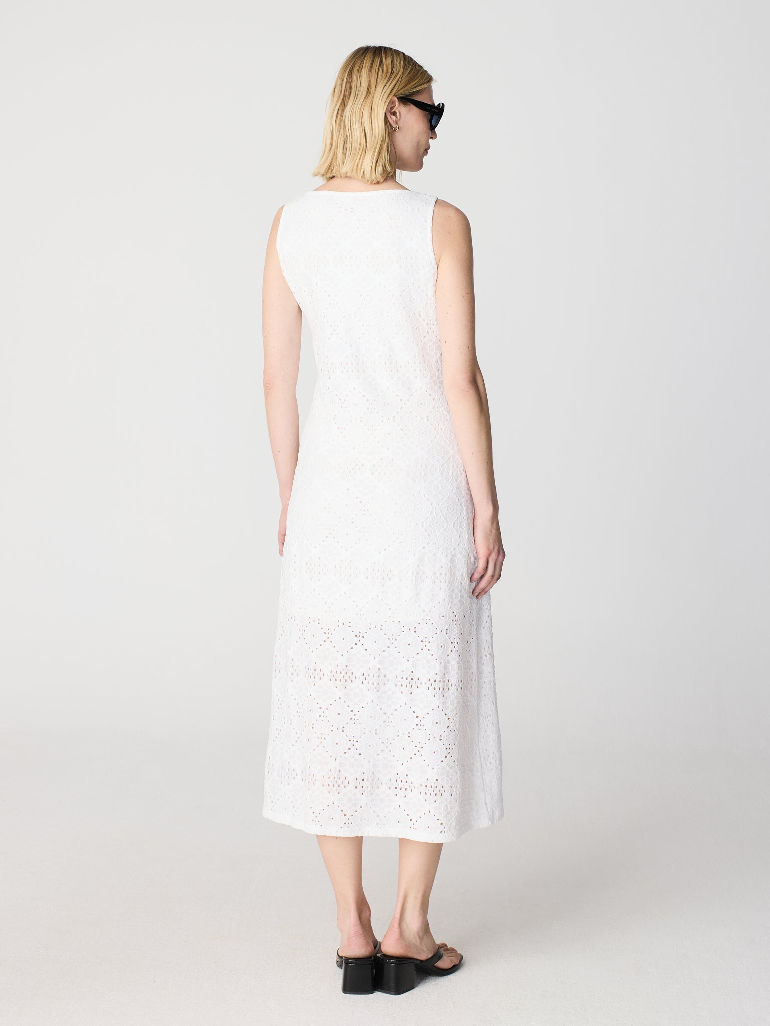 Textured dress with open round neck and sleeveless