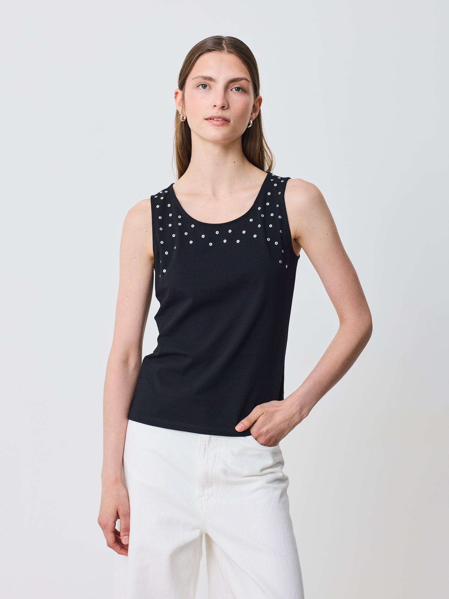 Camiseta sin mangas con detalle de tachuelas alrededor del escote