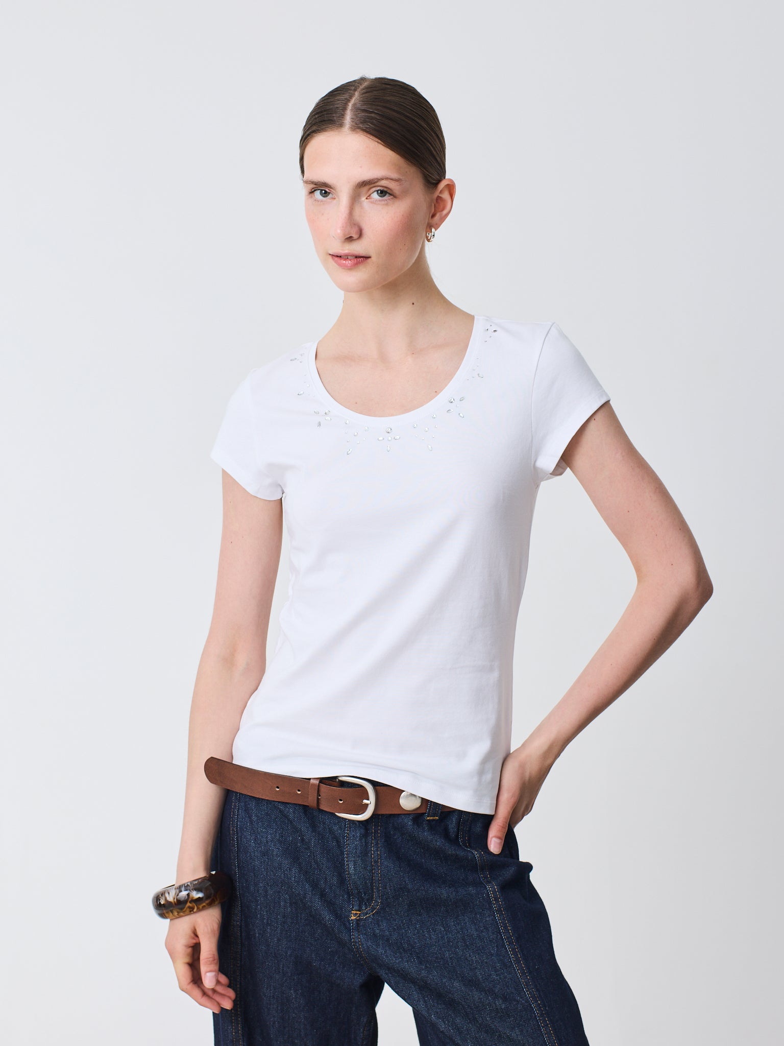 Camiseta cuello redondo con detalle hotfix en escote
