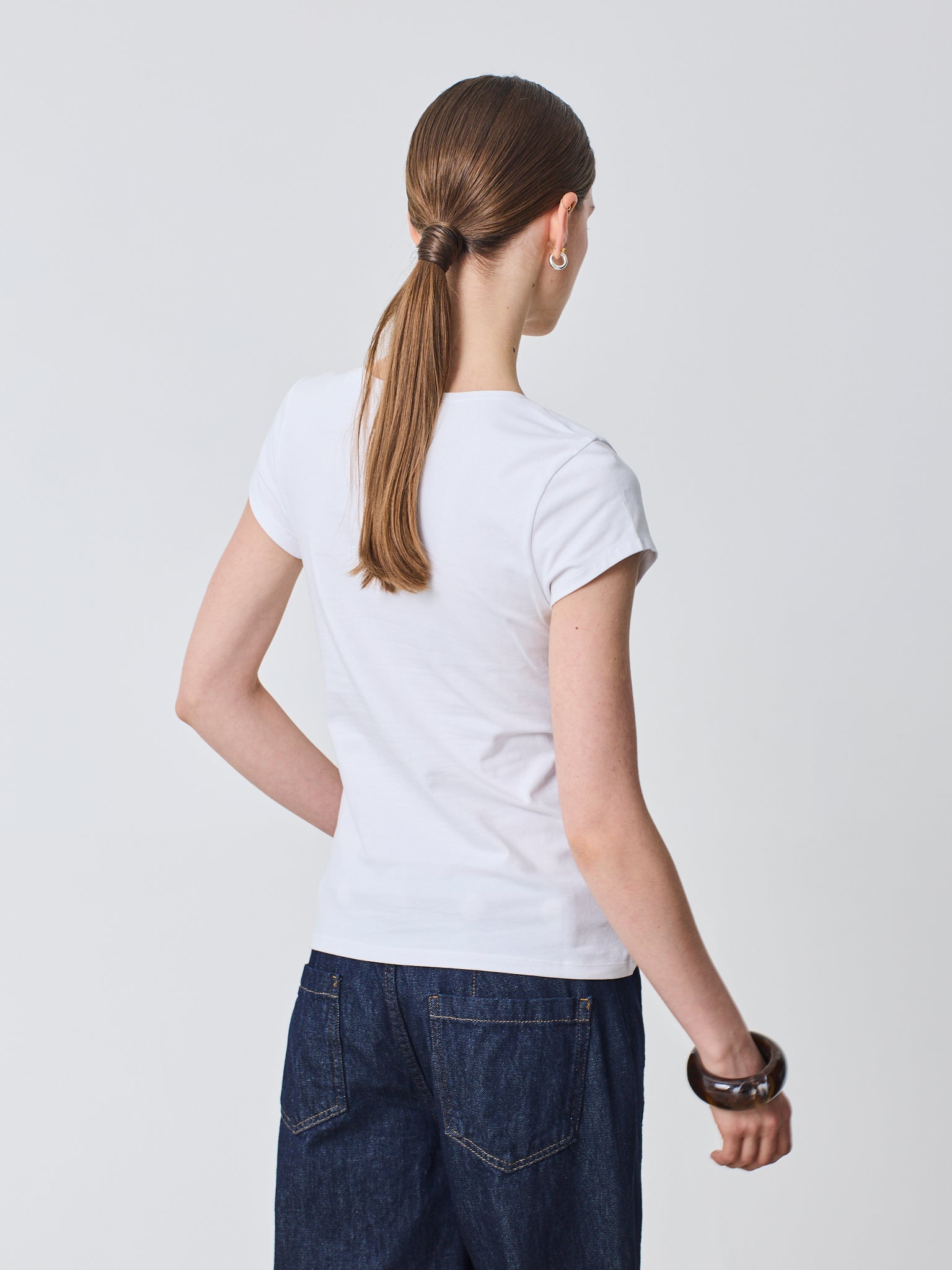 Camiseta cuello redondo con detalle hotfix en escote