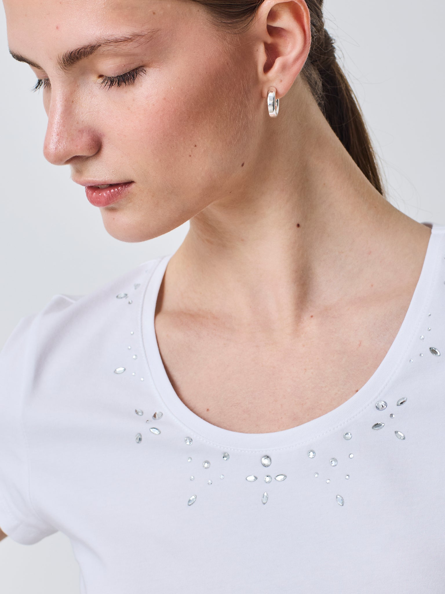 Camiseta cuello redondo con detalle hotfix en escote