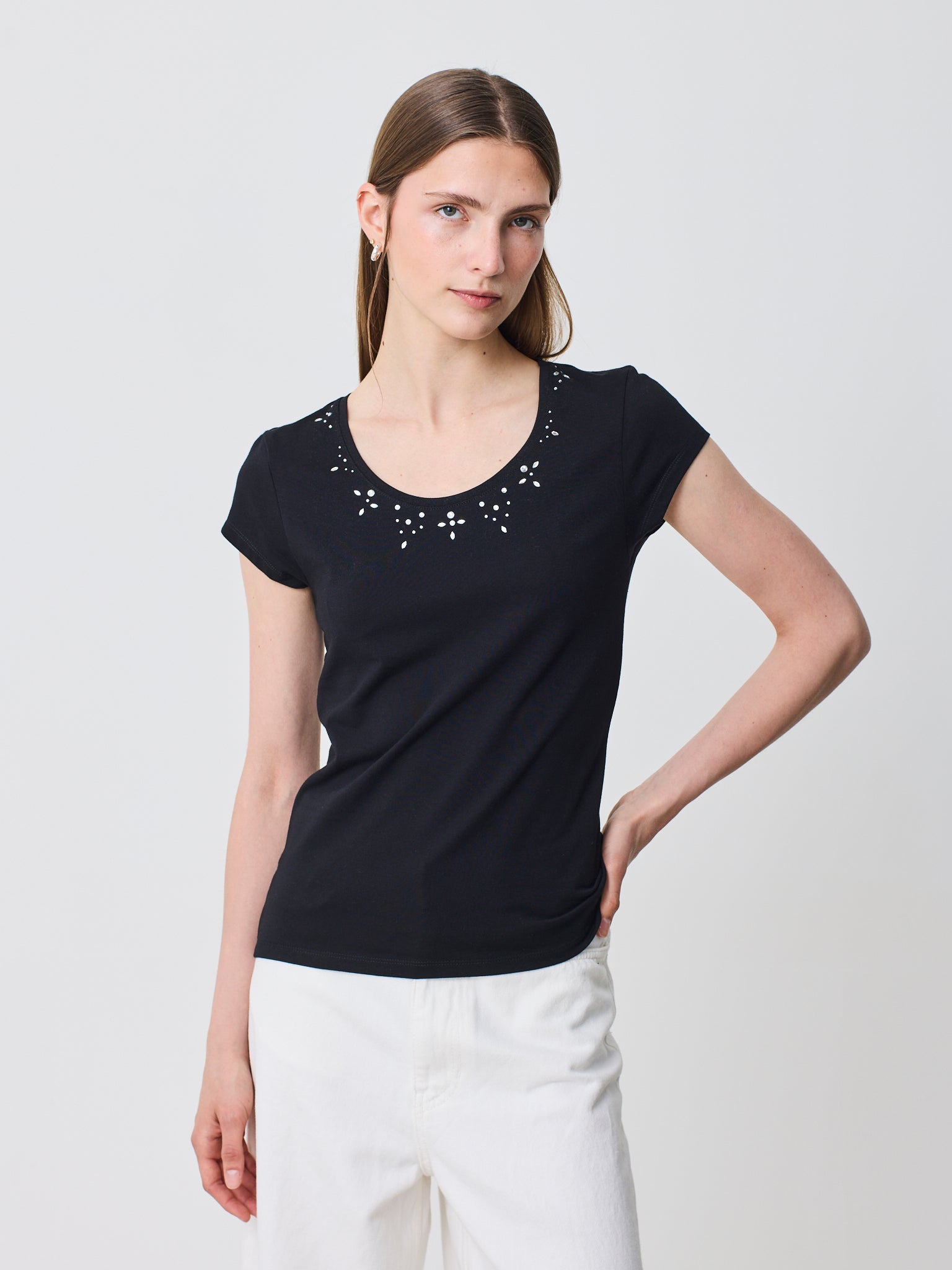 Camiseta cuello redondo con detalle hotfix en escote