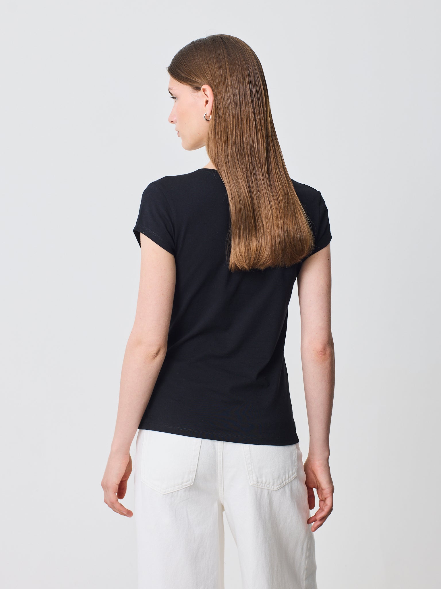 Camiseta cuello redondo con detalle hotfix en escote
