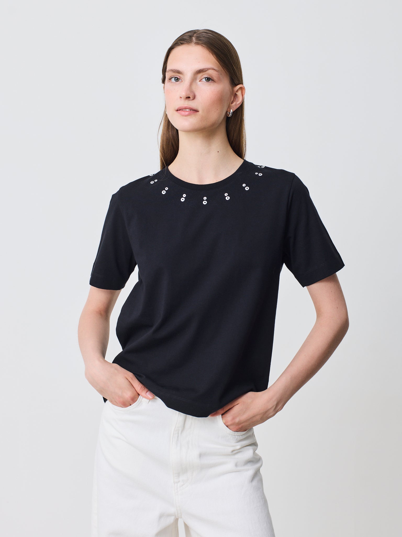 Camiseta manga corta con tachuelas en el escote