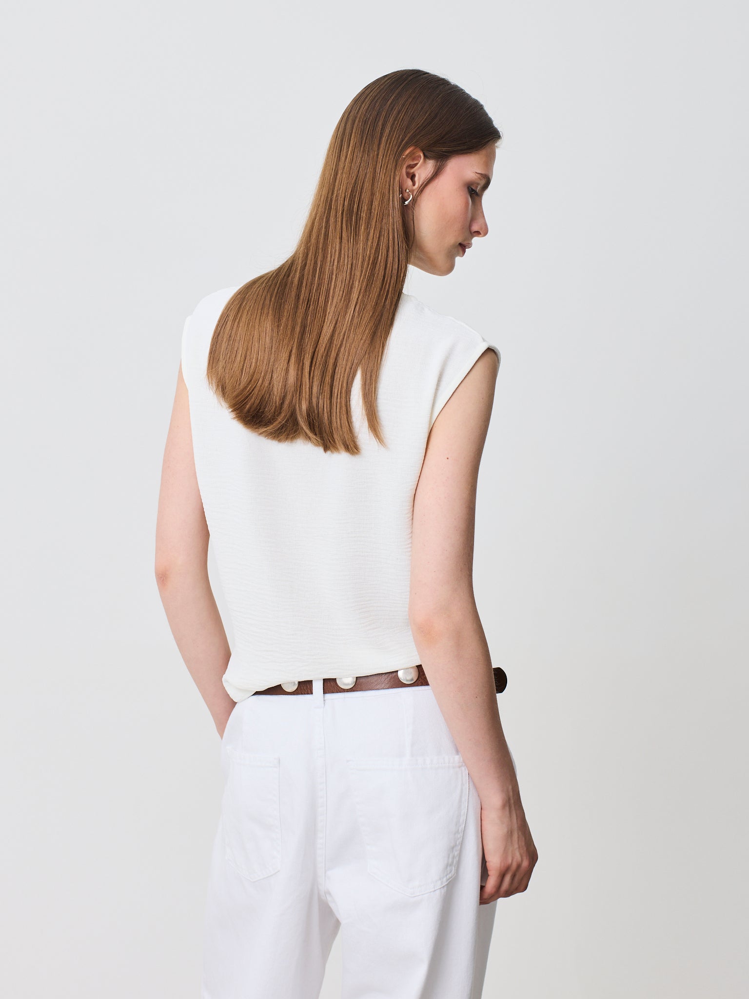 Blusa cuello redondo abierto sin mangas