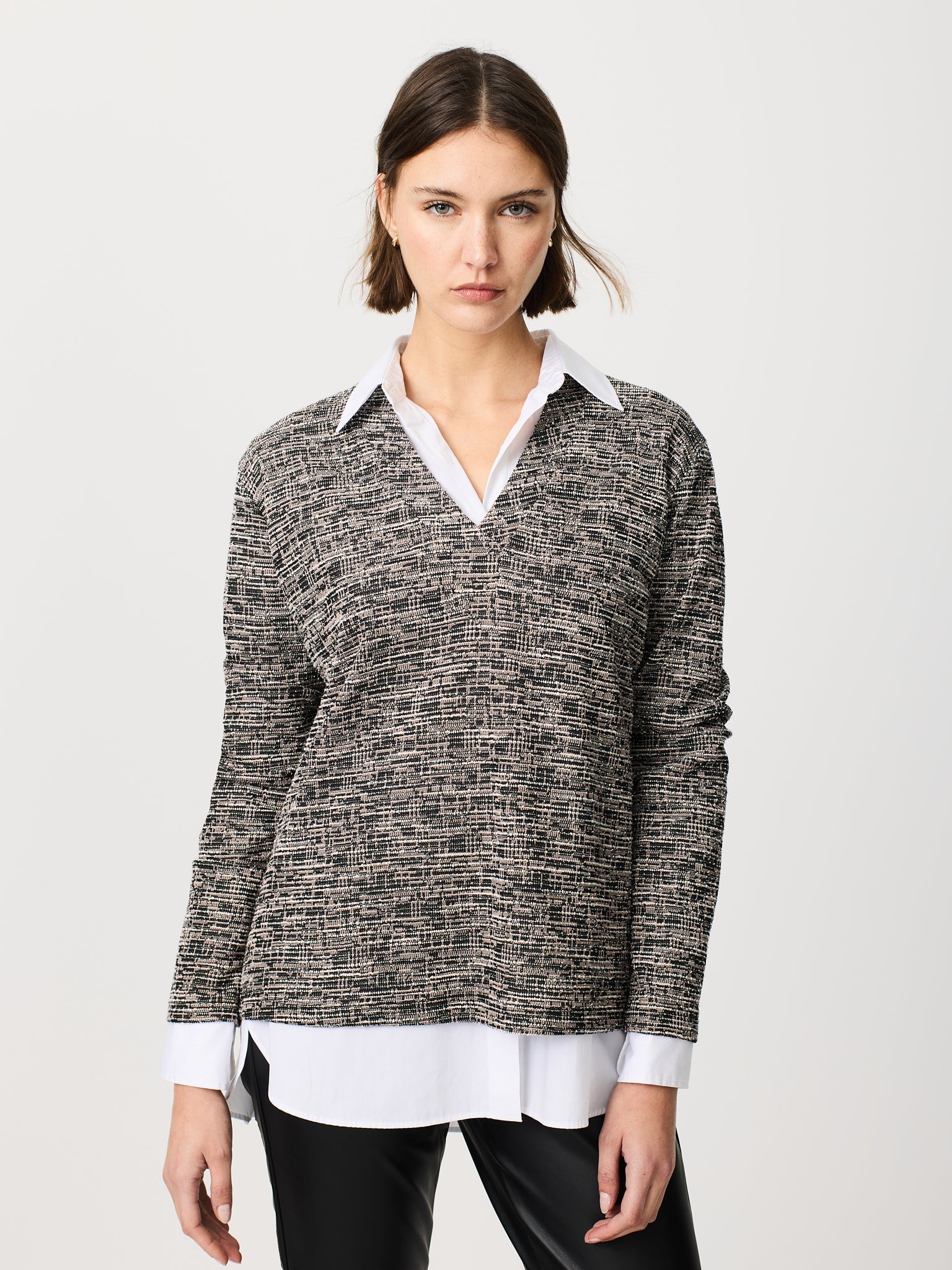 Camiseta cuello pico con jacquard