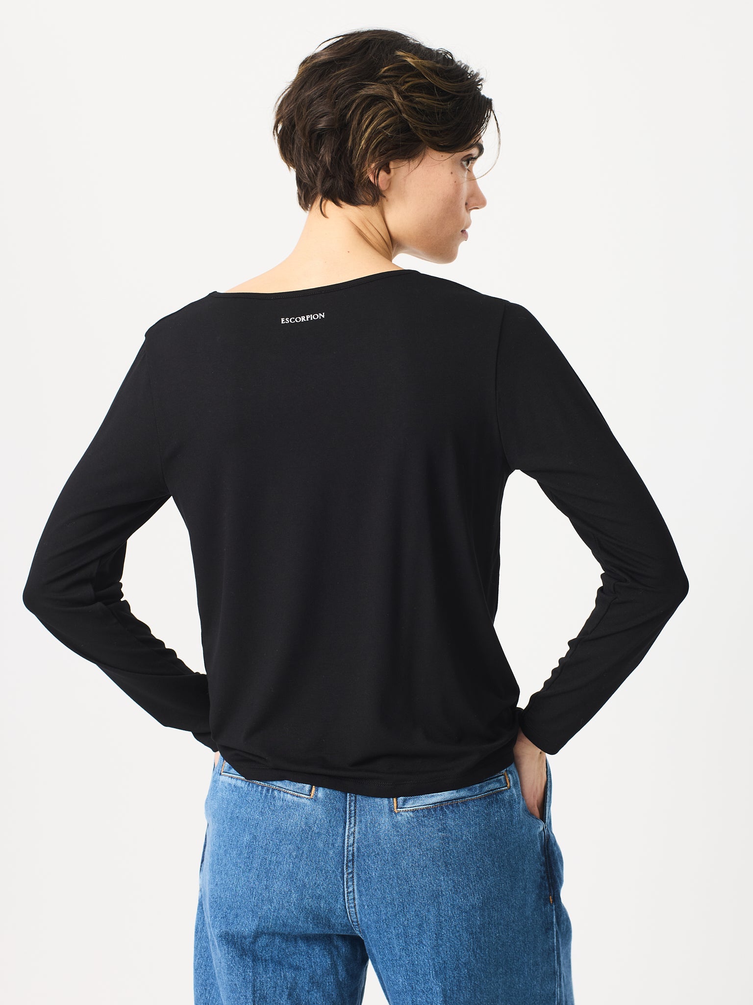 Camiseta con encaje y cuello redondo