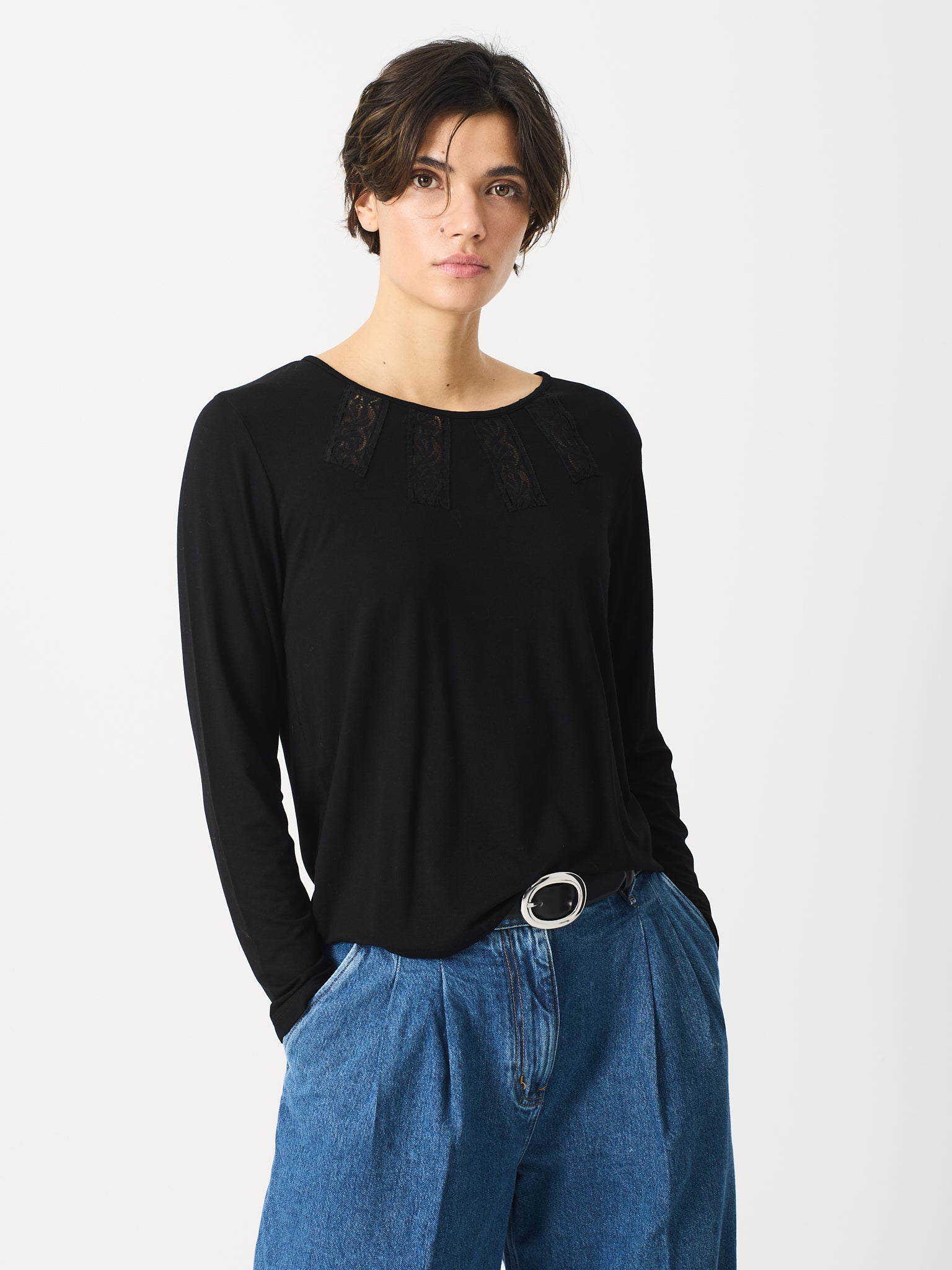 Camiseta con encaje y cuello redondo