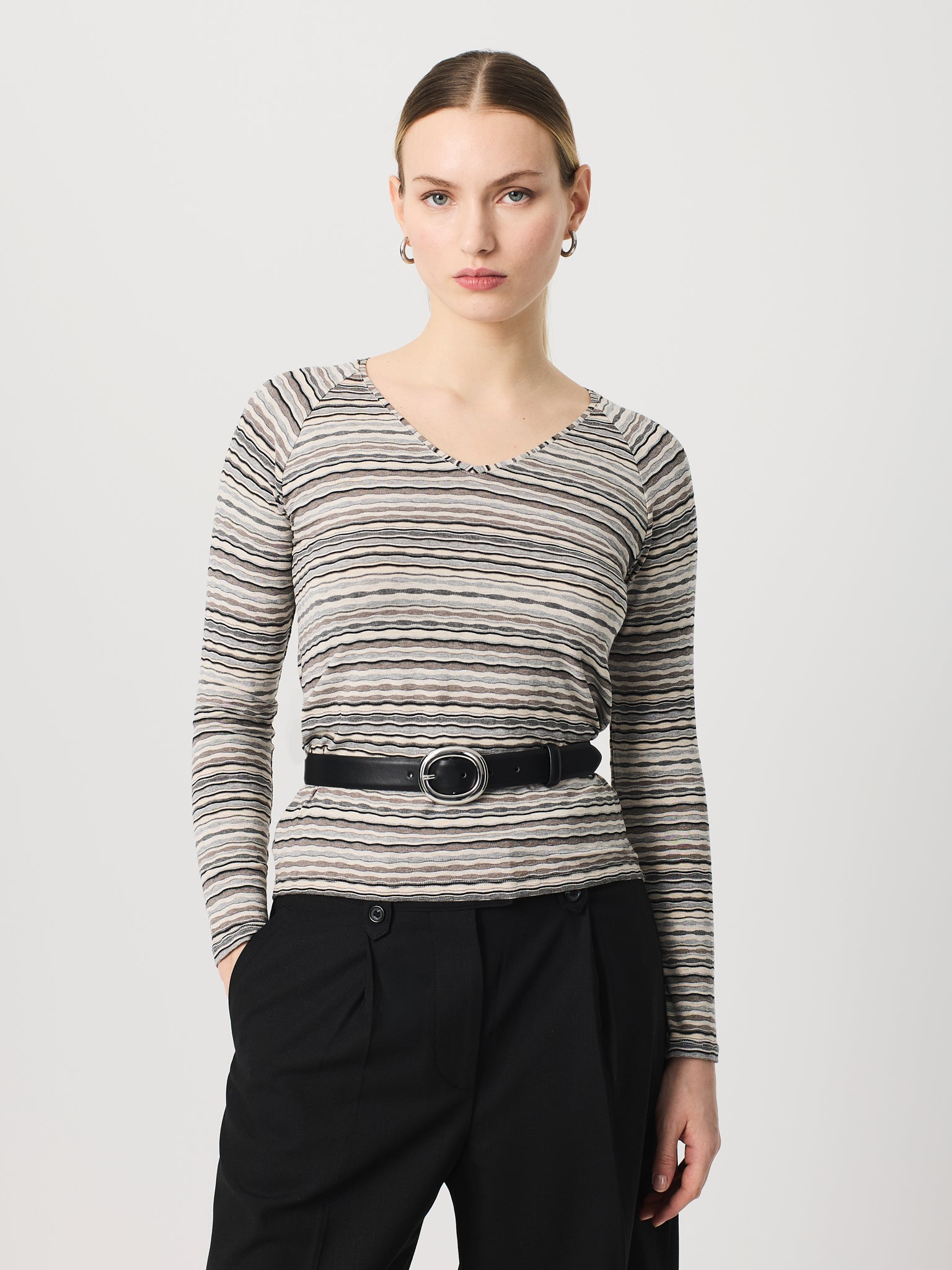 Camiseta tejido ligero cuello pico