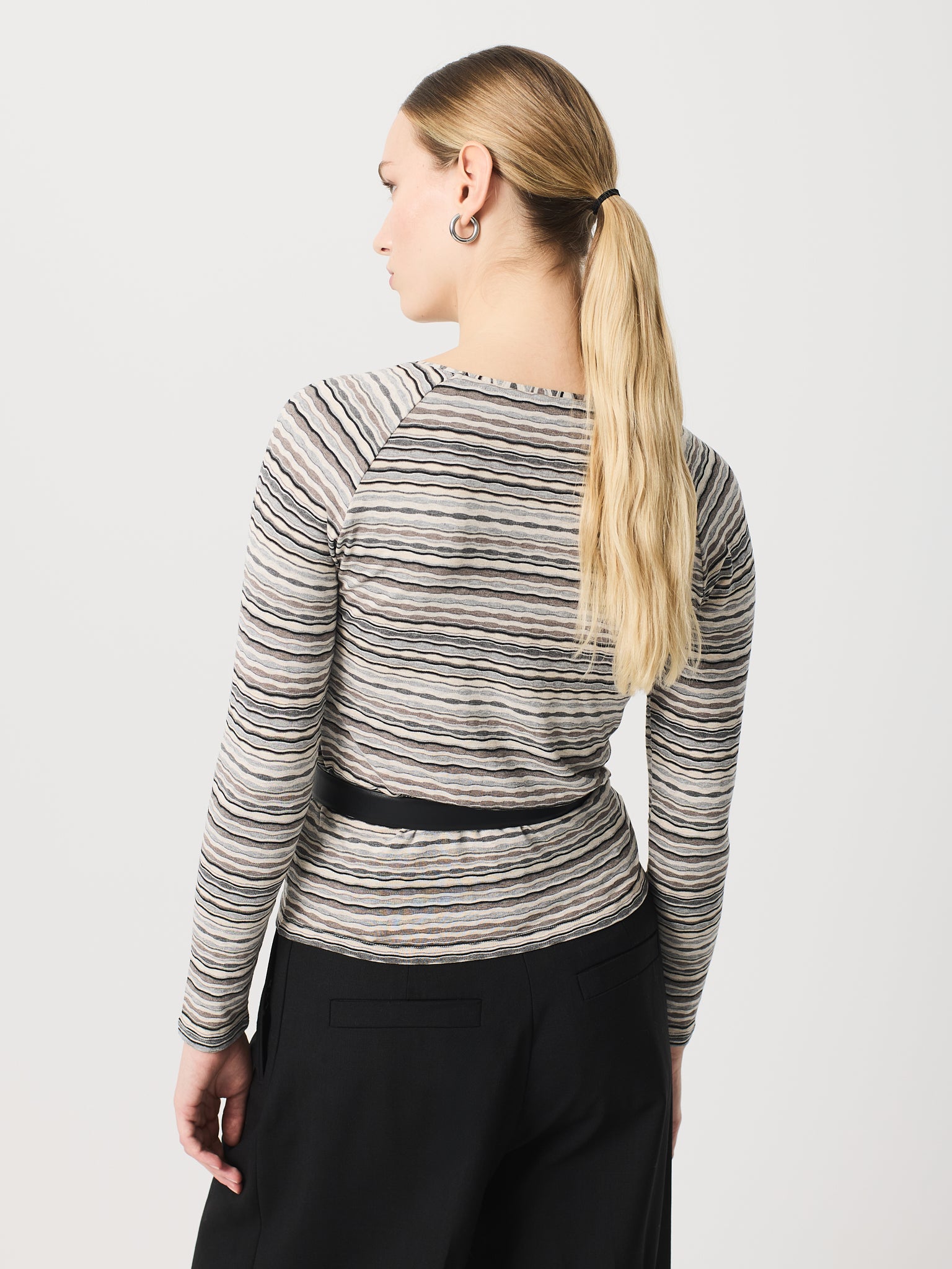 Camiseta tejido ligero cuello pico